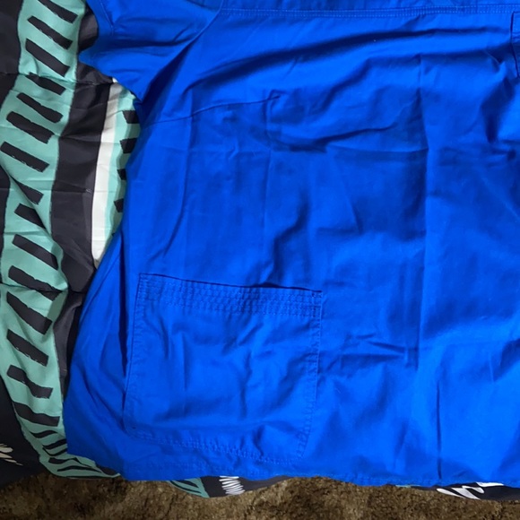 Scrub top - Picture 2 of 4